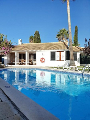 Villa traditionnelle avec piscine, jardin, climatisation, parking